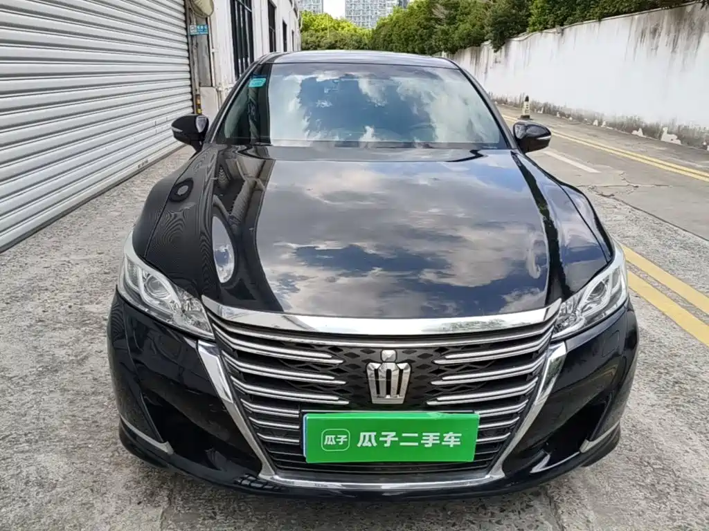 Toyota Crown — миниатюра 3