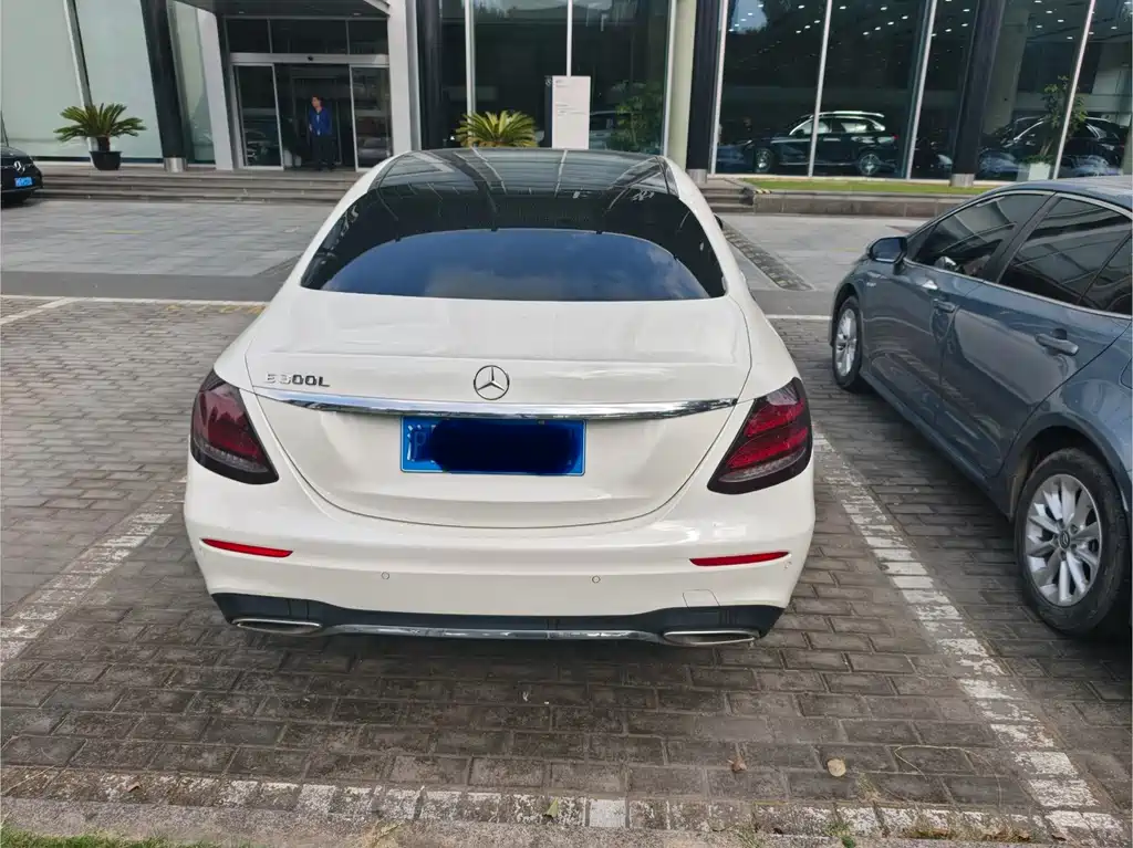 Mercedes-Benz E-Class — миниатюра 3
