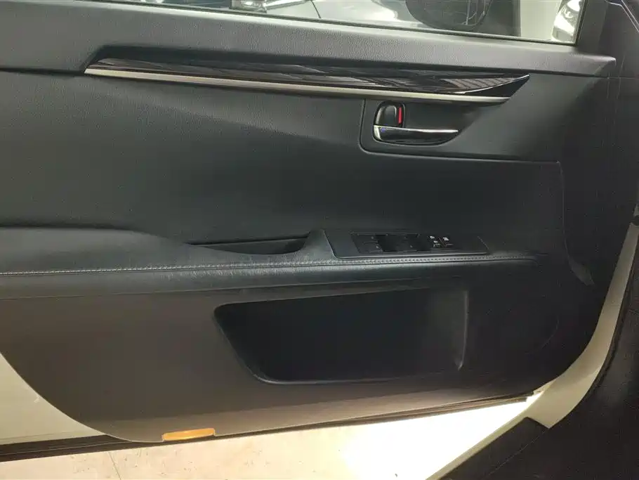 Lexus ES 2014 300h Comfort