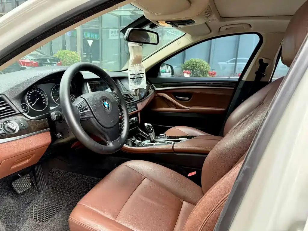 BMW 5 Series — миниатюра 4