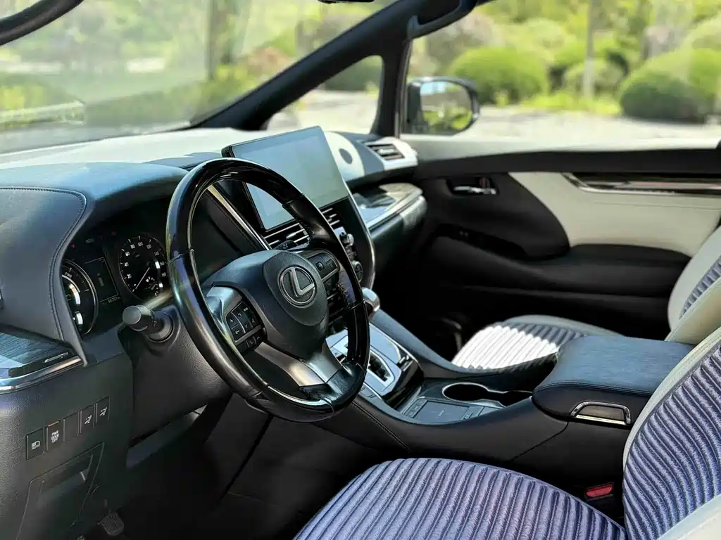 Lexus LM — миниатюра 6