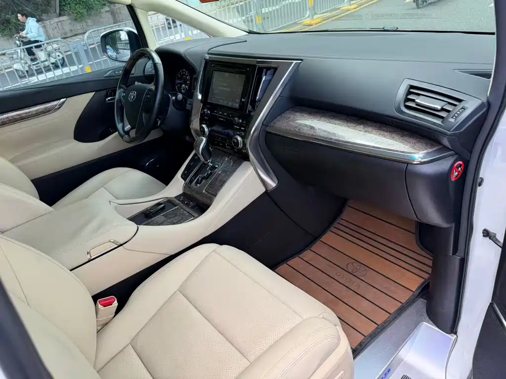 Toyota Alphard — миниатюра 10