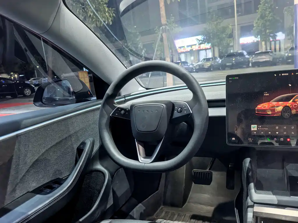 Tesla Model 3 — миниатюра 6