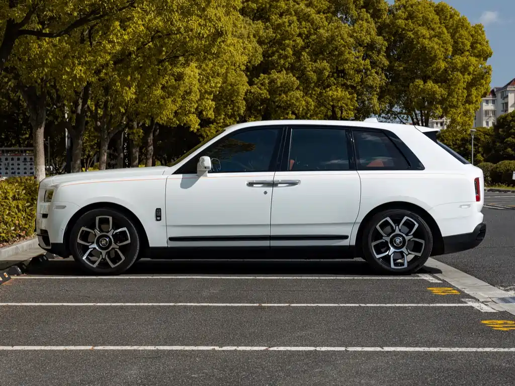 Rolls-Royce Cullinan 2022 мест