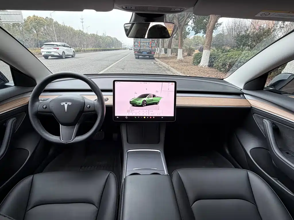 TESLA MODEL 3