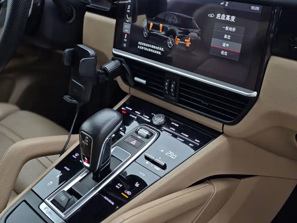 Porsche Cayenne — миниатюра 11