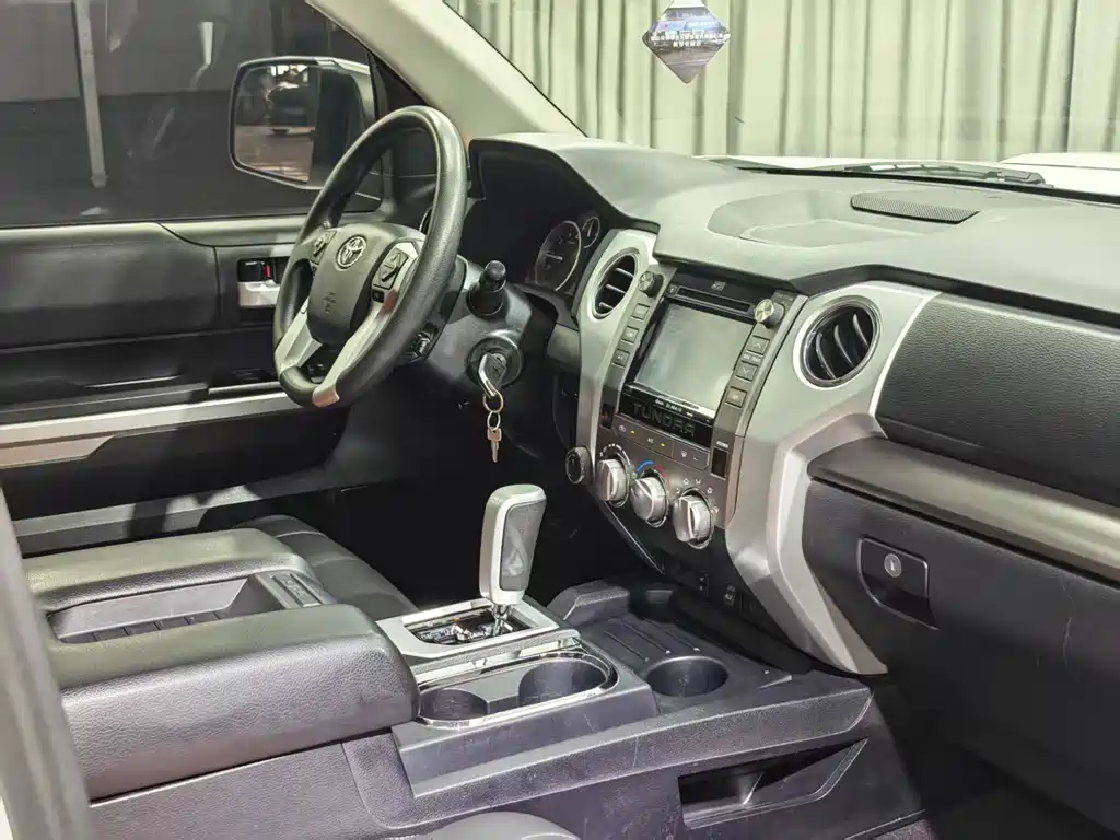 Toyota Tundra 2015 5.7L AT