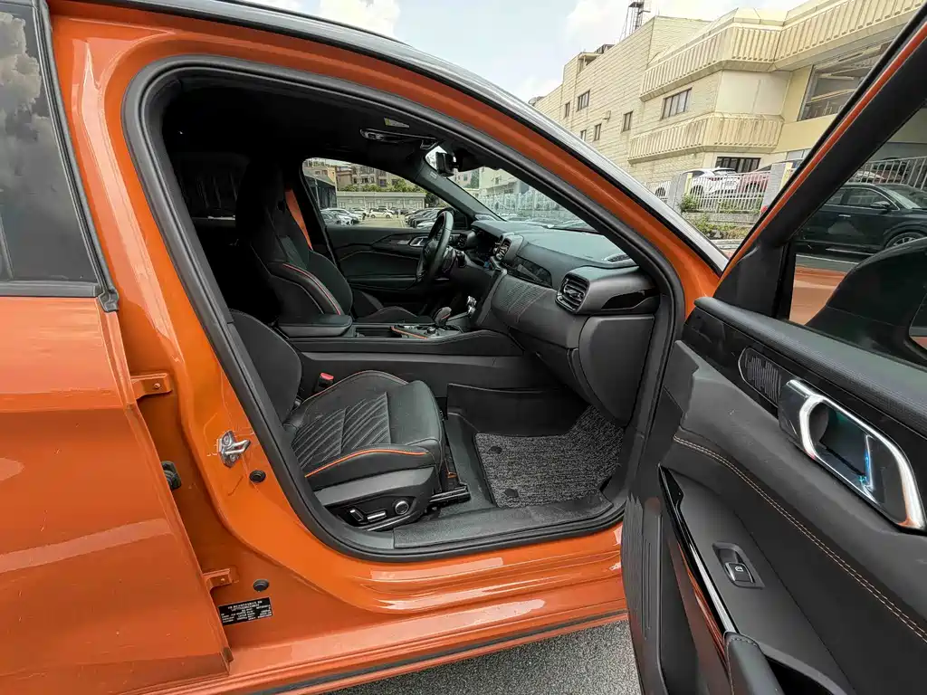 Lynk & Co 02 Hatchback — миниатюра 4
