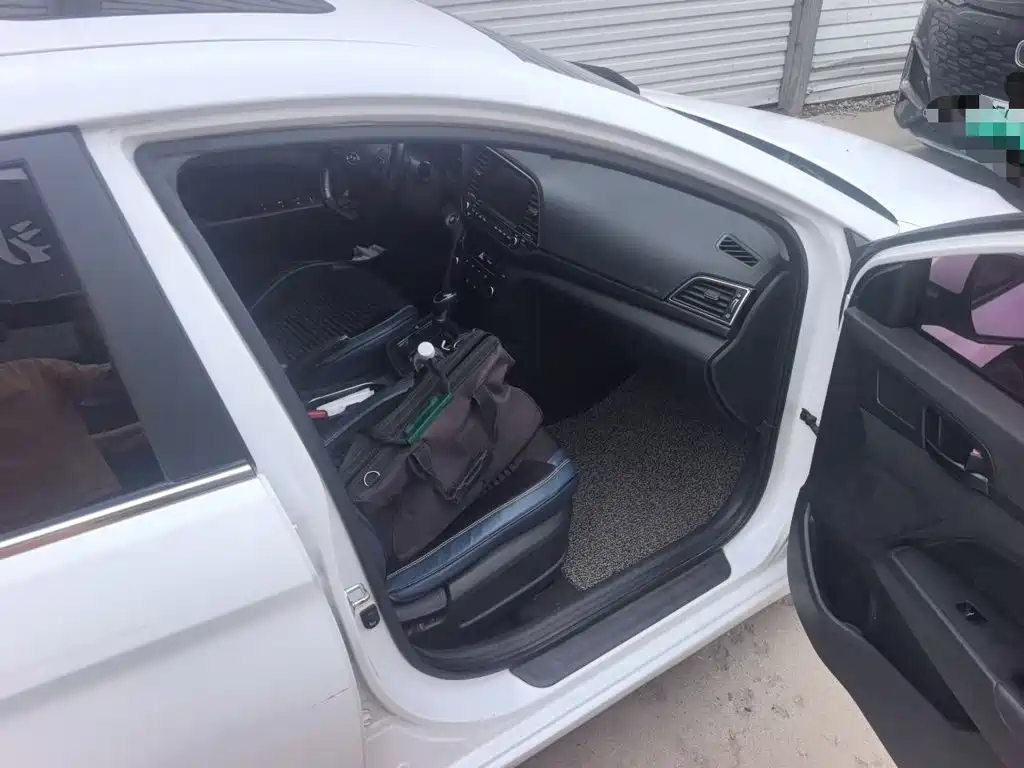 Hyundai Elantra — миниатюра 18