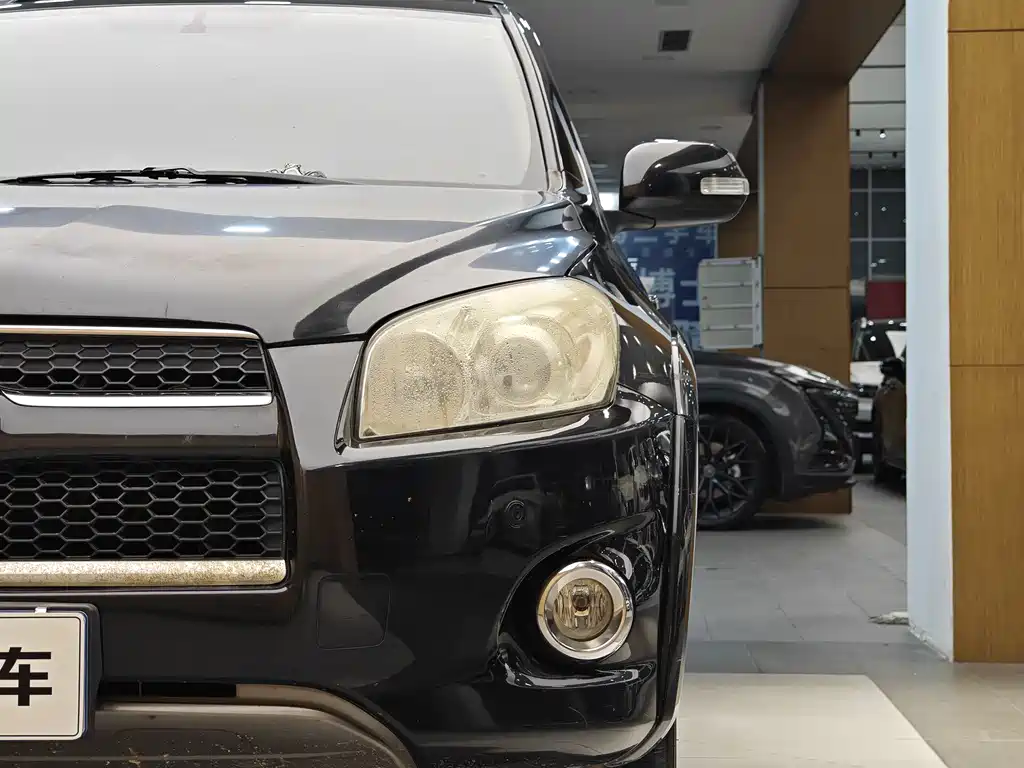 Toyota RAV4 2011 2.4L AT Luxury