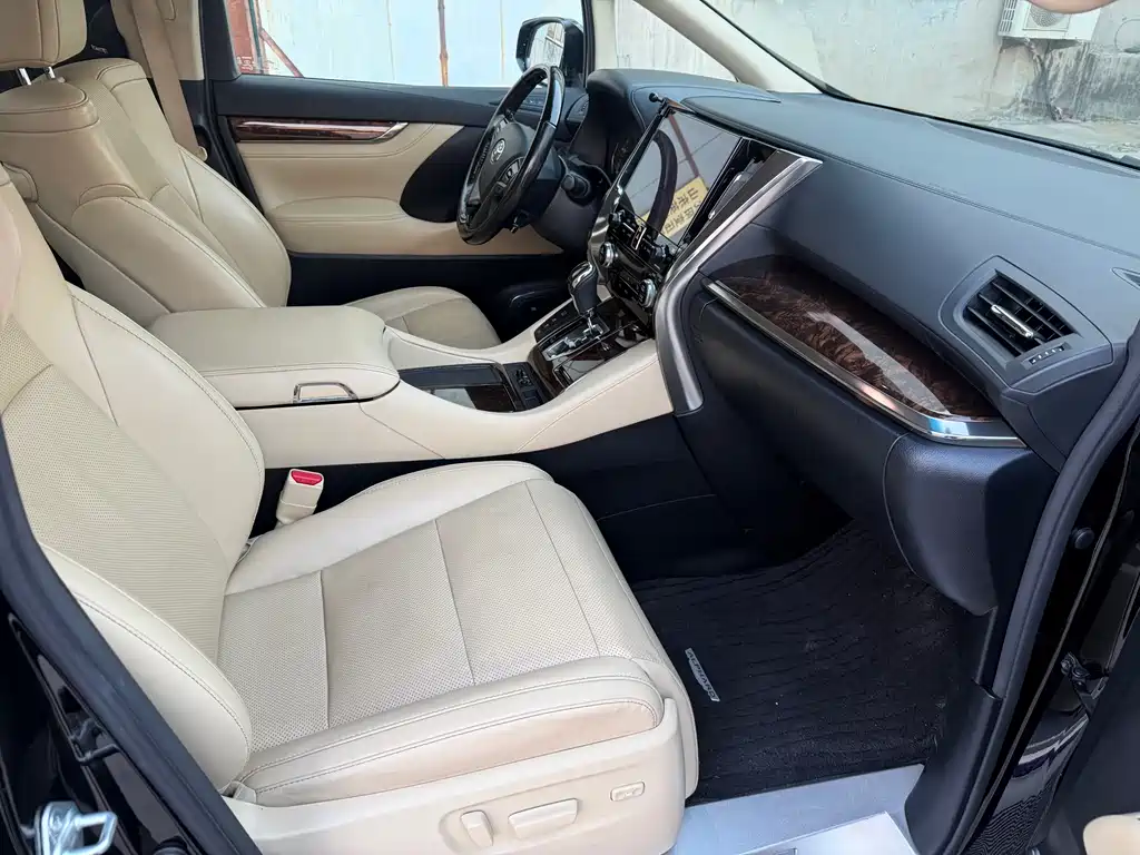 Toyota Alphard — миниатюра 4