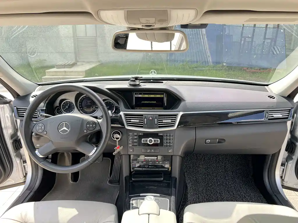 Mercedes-Benz E-Class — миниатюра 6