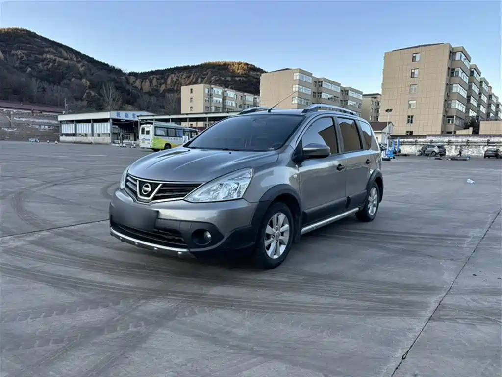 Купить Nissan Livina