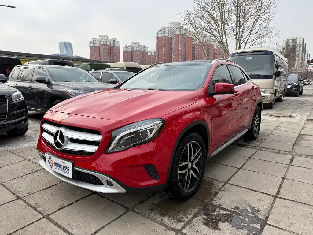 MERCEDES-BENZ GLA