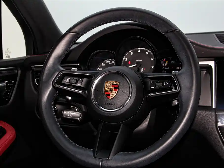 PORSCHE MACAN