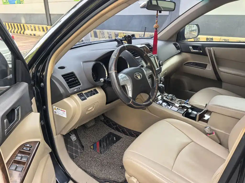 Toyota Highlander 2012 2.7L 5 мест Elite
