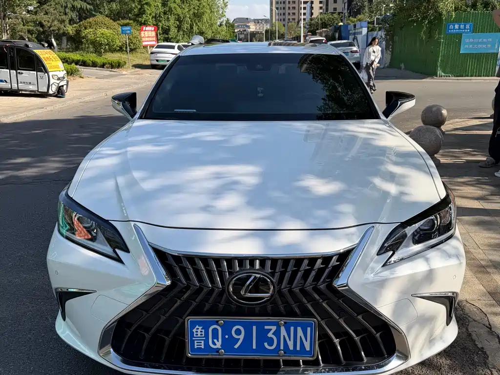 Lexus ES 2022