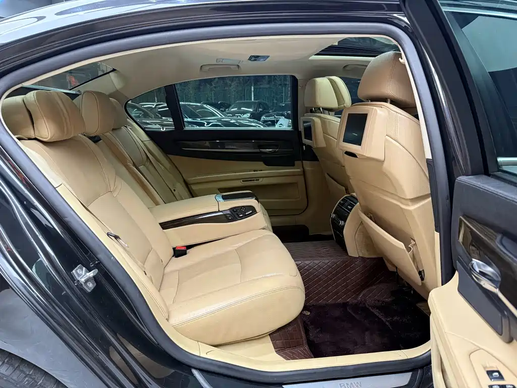 BMW 7 Series — миниатюра 24