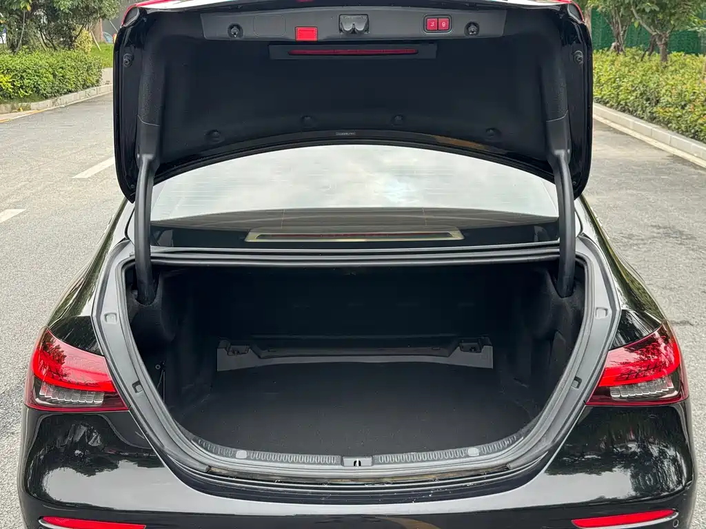 Mercedes-Benz E-Class — миниатюра 9