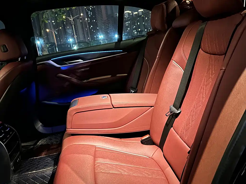 BMW 5 Series — миниатюра 7