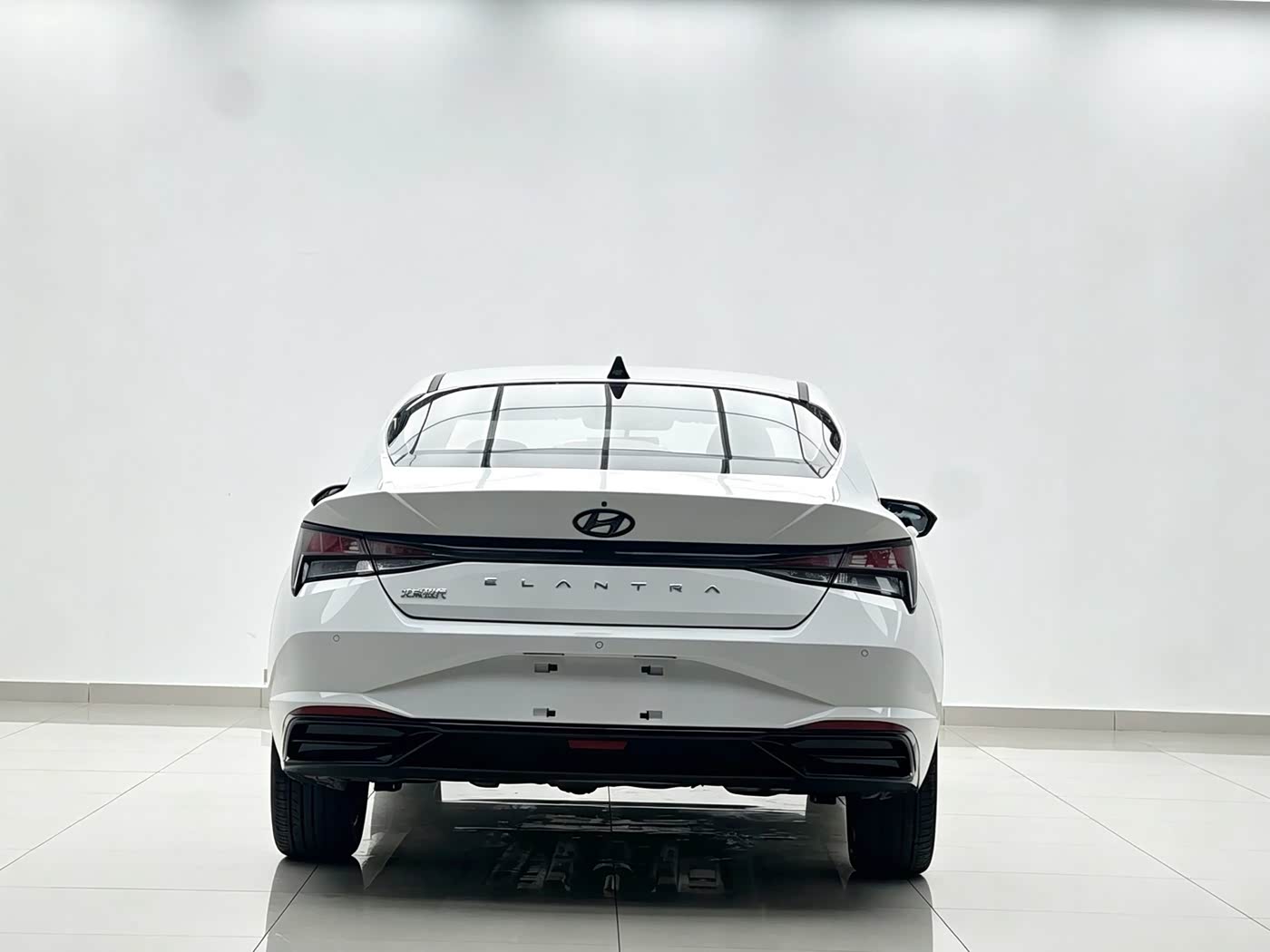 Hyundai Elantra 1.5 л 2023 г. Белый, пробег 4000 км
