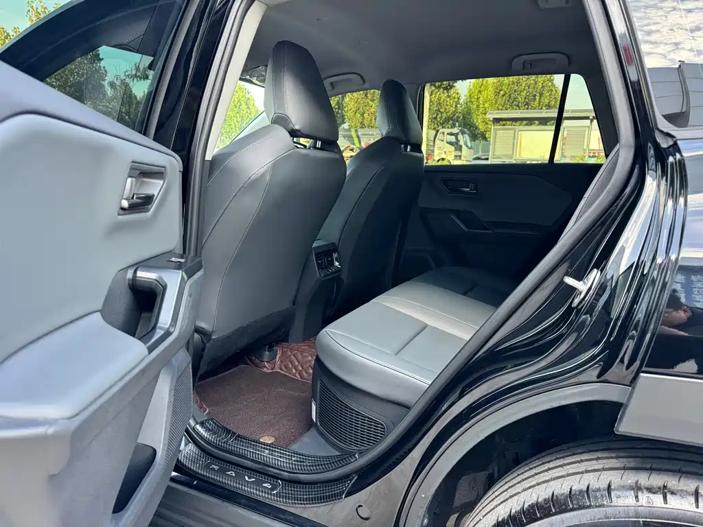 Toyota RAV4 — миниатюра 10