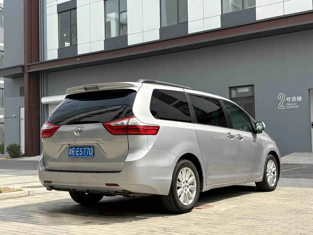 Toyota Sienna — миниатюра 8