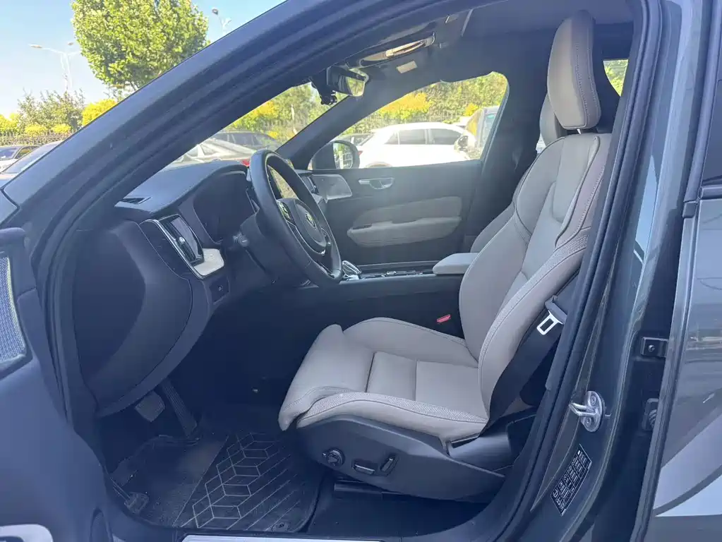 Volvo XC60 2026 B5 Sport