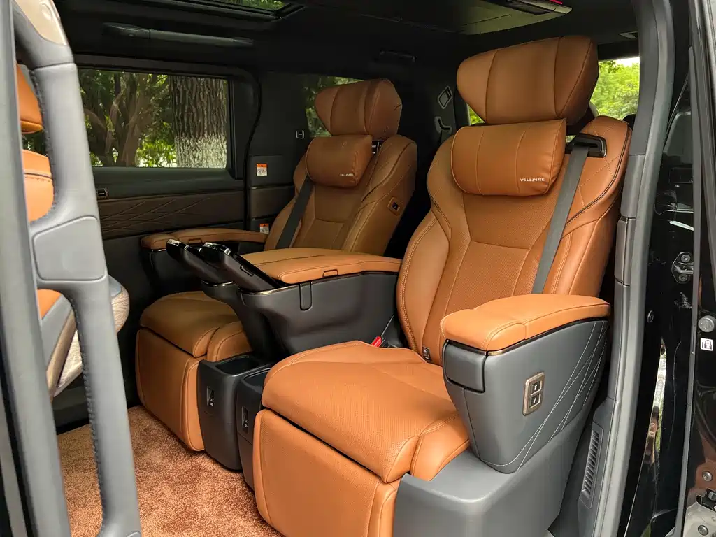 Toyota Alphard — миниатюра 9