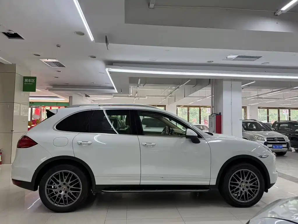 Porsche Cayenne — миниатюра 6