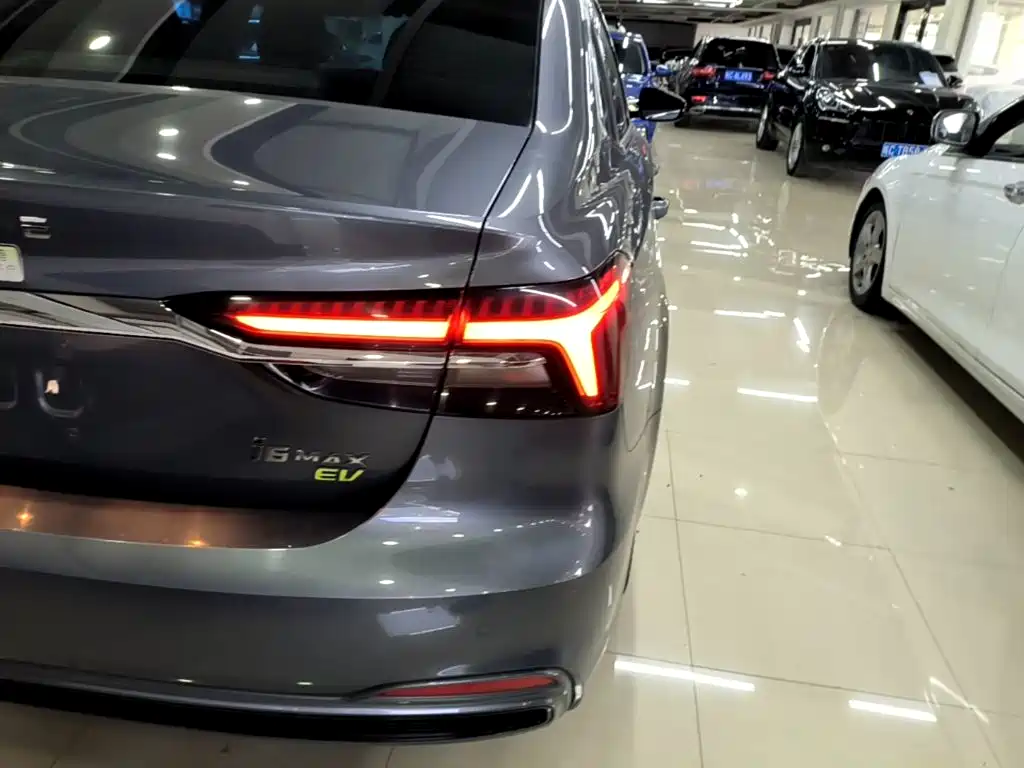 Roewe i6 MAX New Energy — миниатюра 8