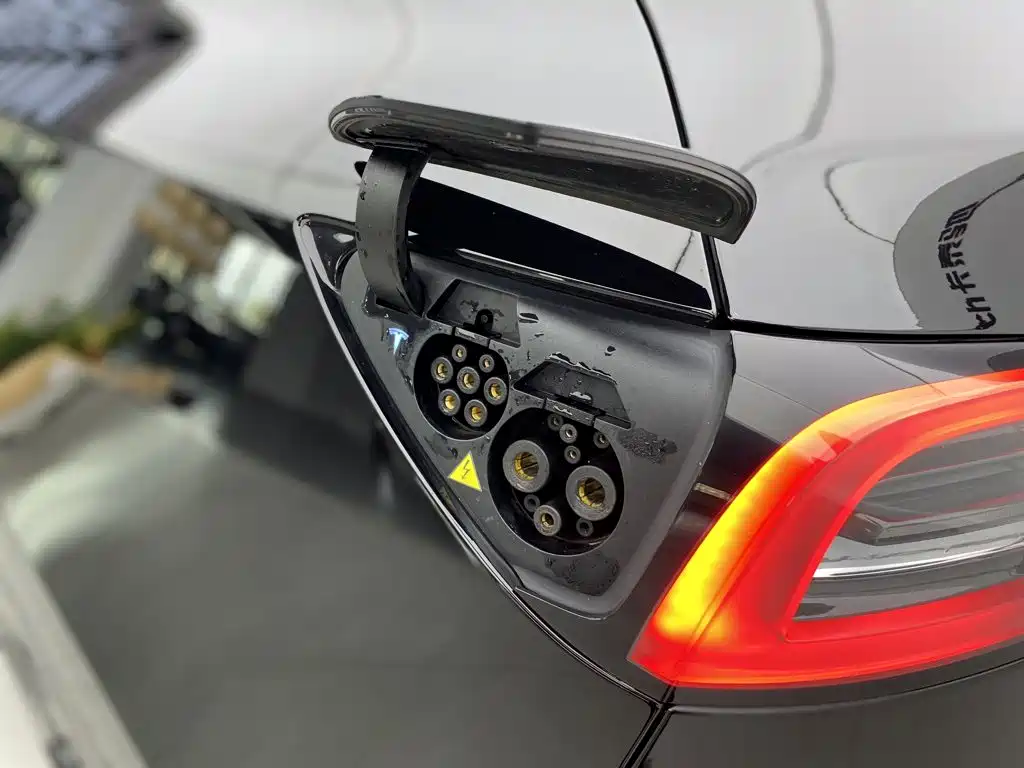 Tesla Model Y — миниатюра 7