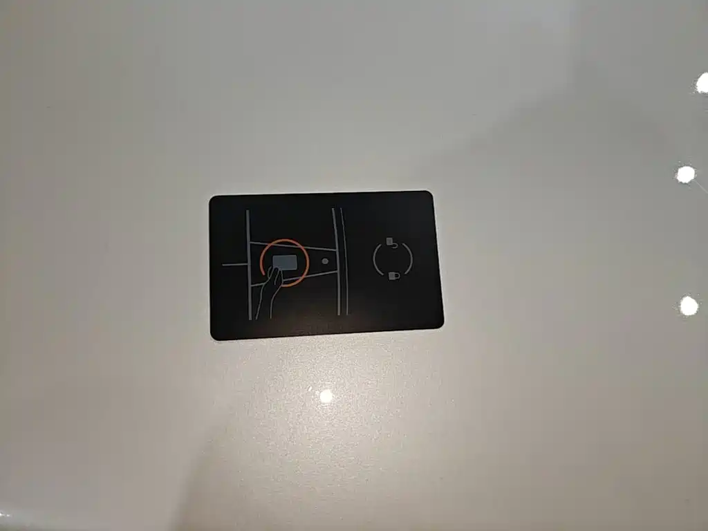 Tesla Model Y — миниатюра 9