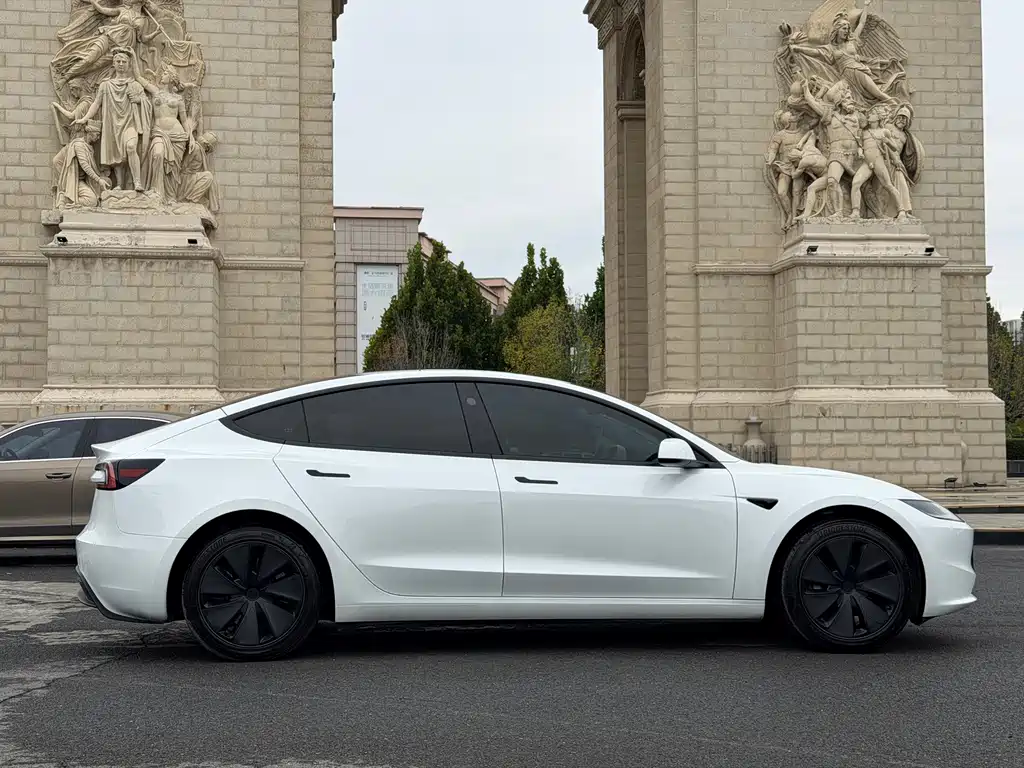 Tesla Model 3 — миниатюра 14