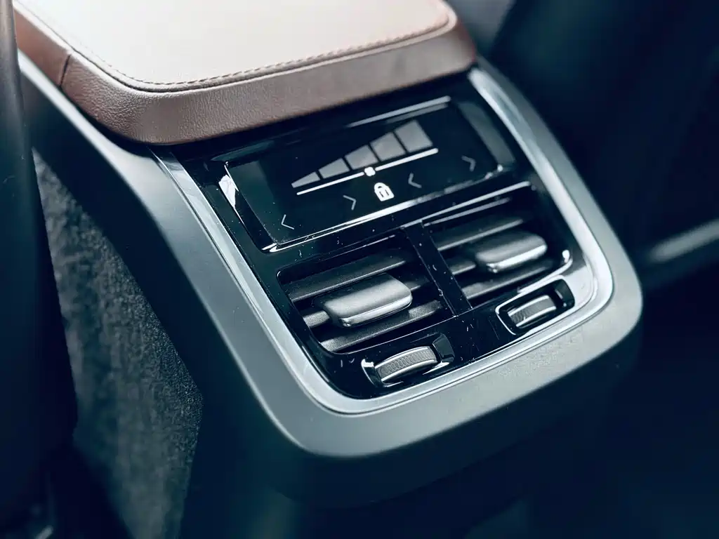Volvo XC90 — миниатюра 9