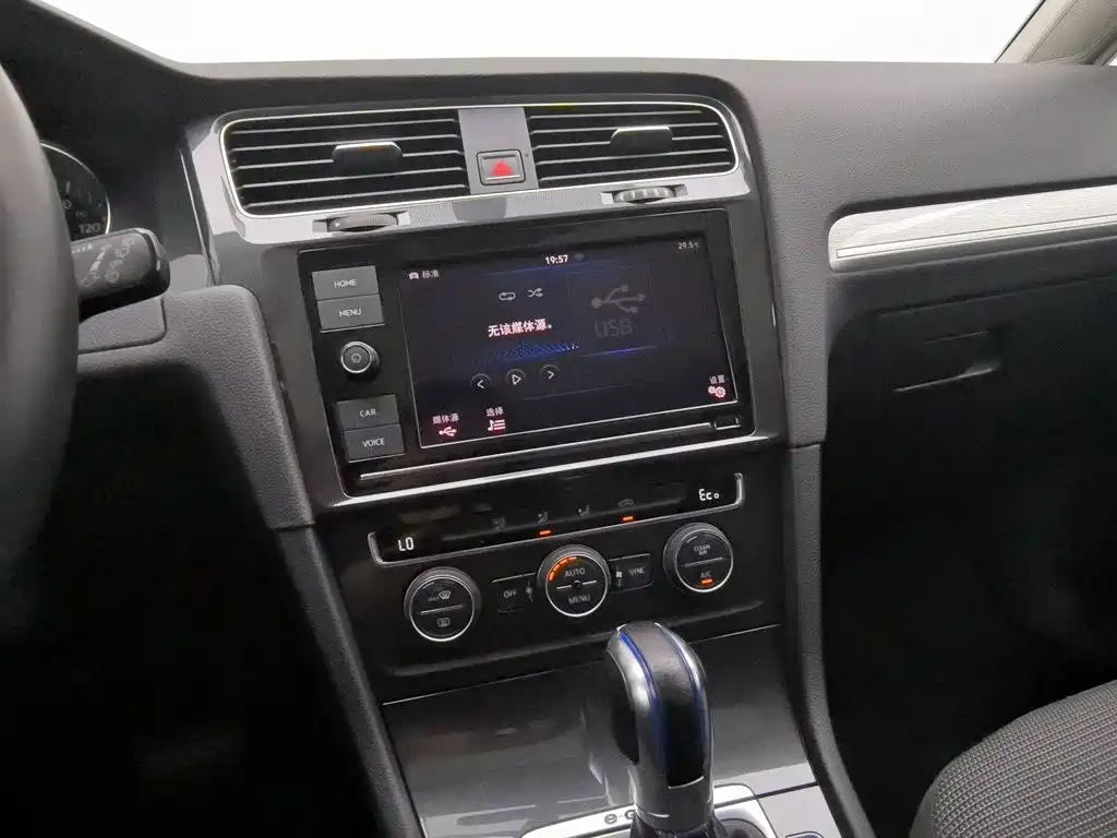 Volkswagen Golf EV — миниатюра 12