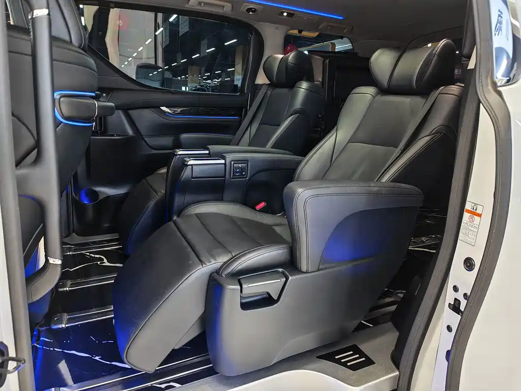 Toyota Vellfire — миниатюра 6