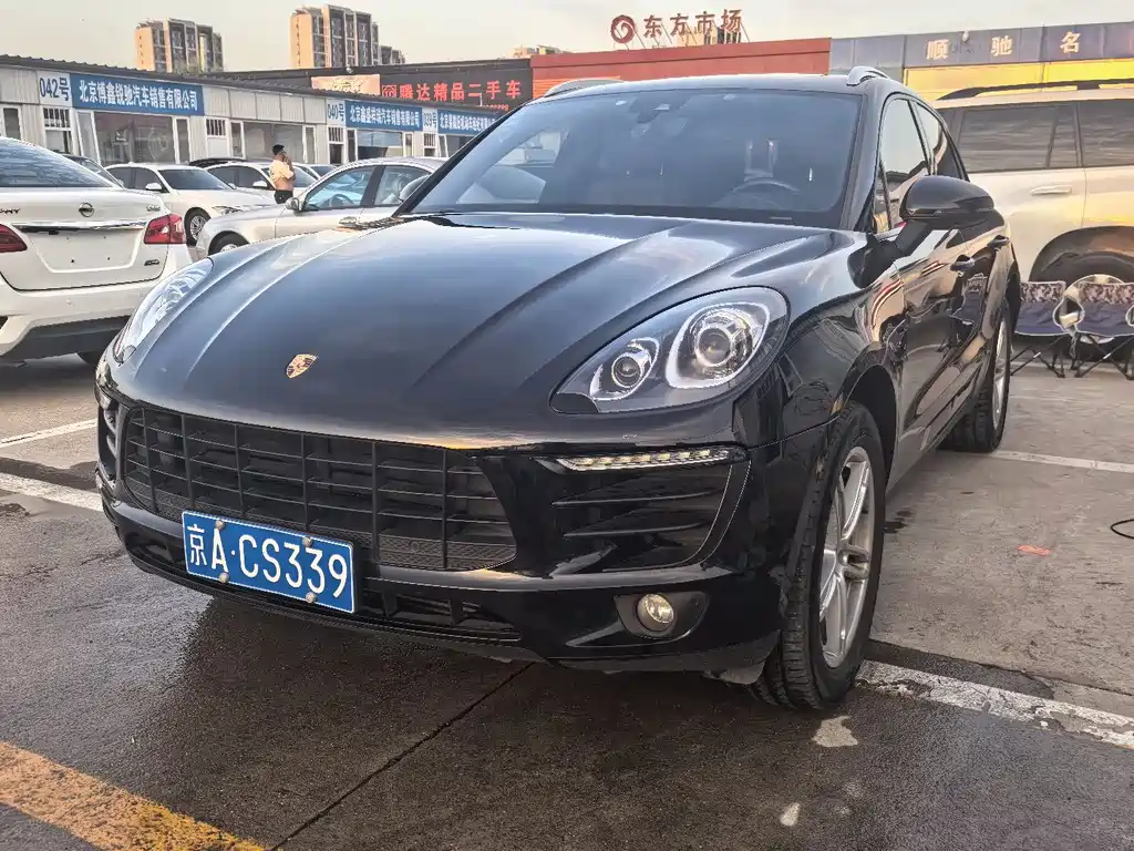 PORSCHE MACAN