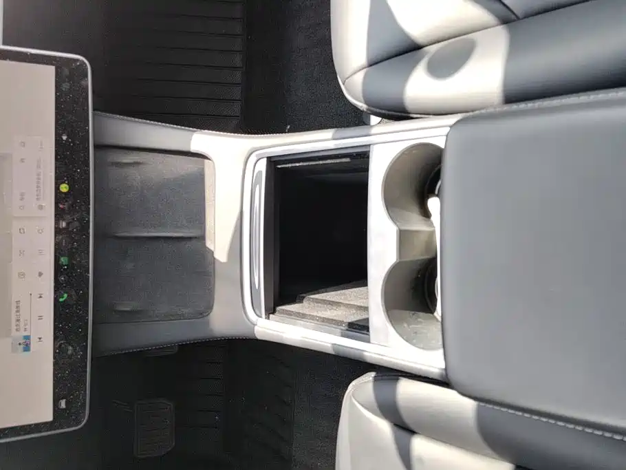 Tesla Model 3 — миниатюра 16