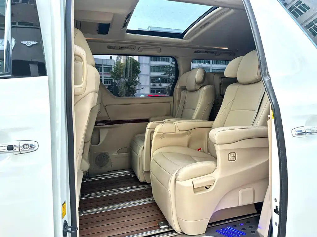 Toyota Alphard — миниатюра 10