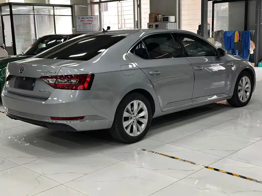 Skoda Superb — миниатюра 5