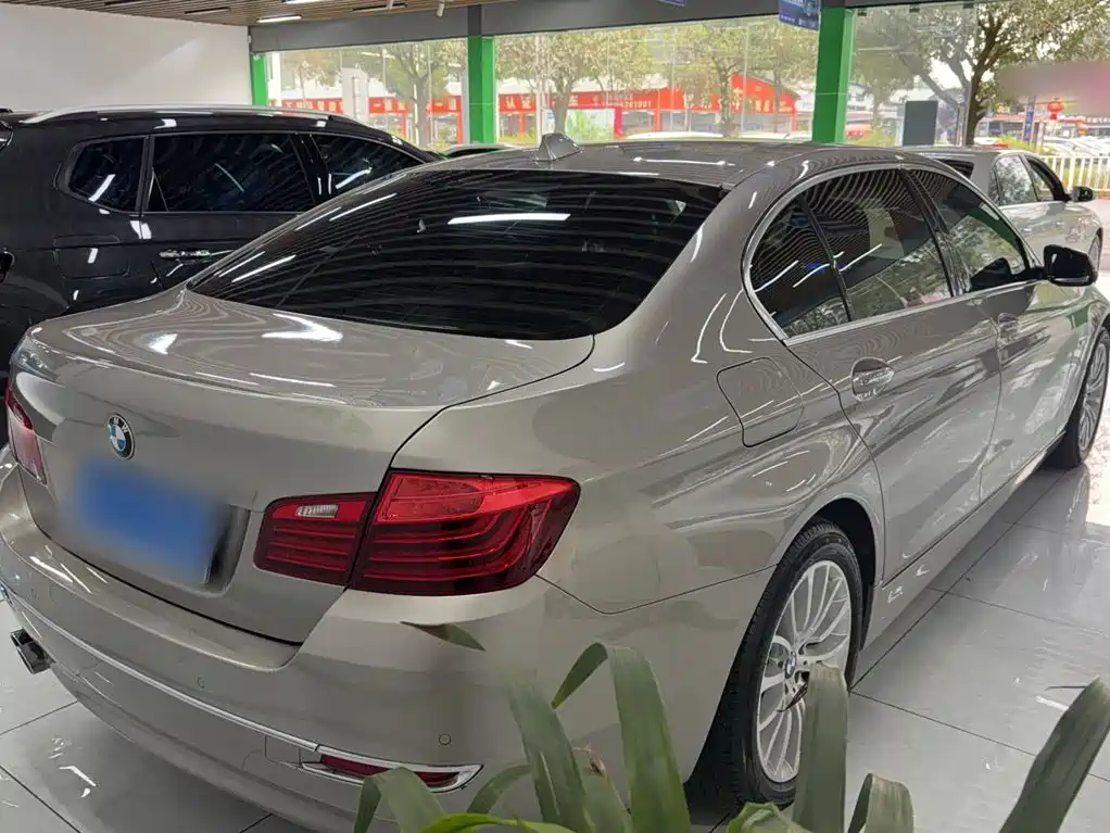 BMW 5 Series — миниатюра 8