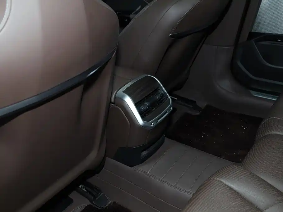 BMW 7 Series — миниатюра 23
