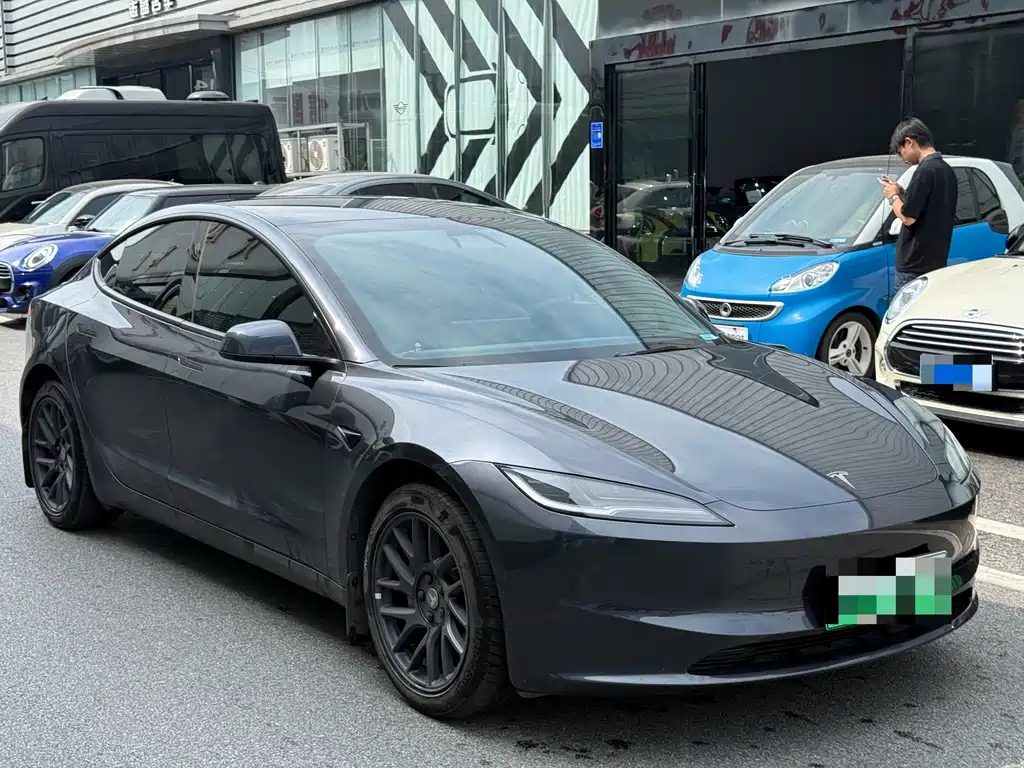 Tesla Model 3 — миниатюра 3