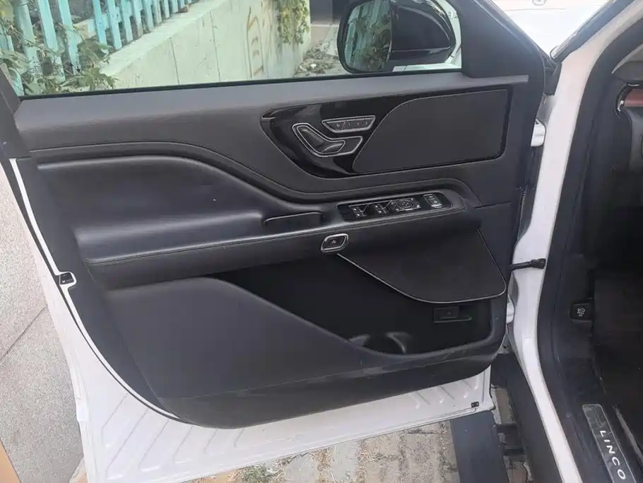 Lincoln Aviator — миниатюра 7