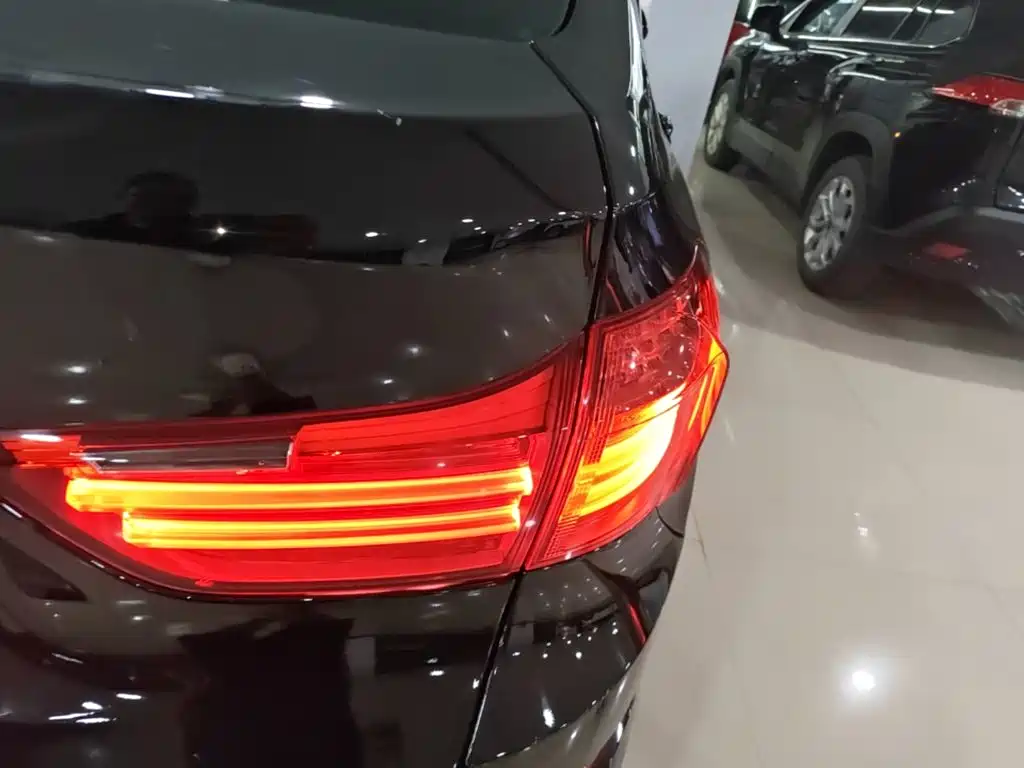 BMW 5 Series GT — миниатюра 8