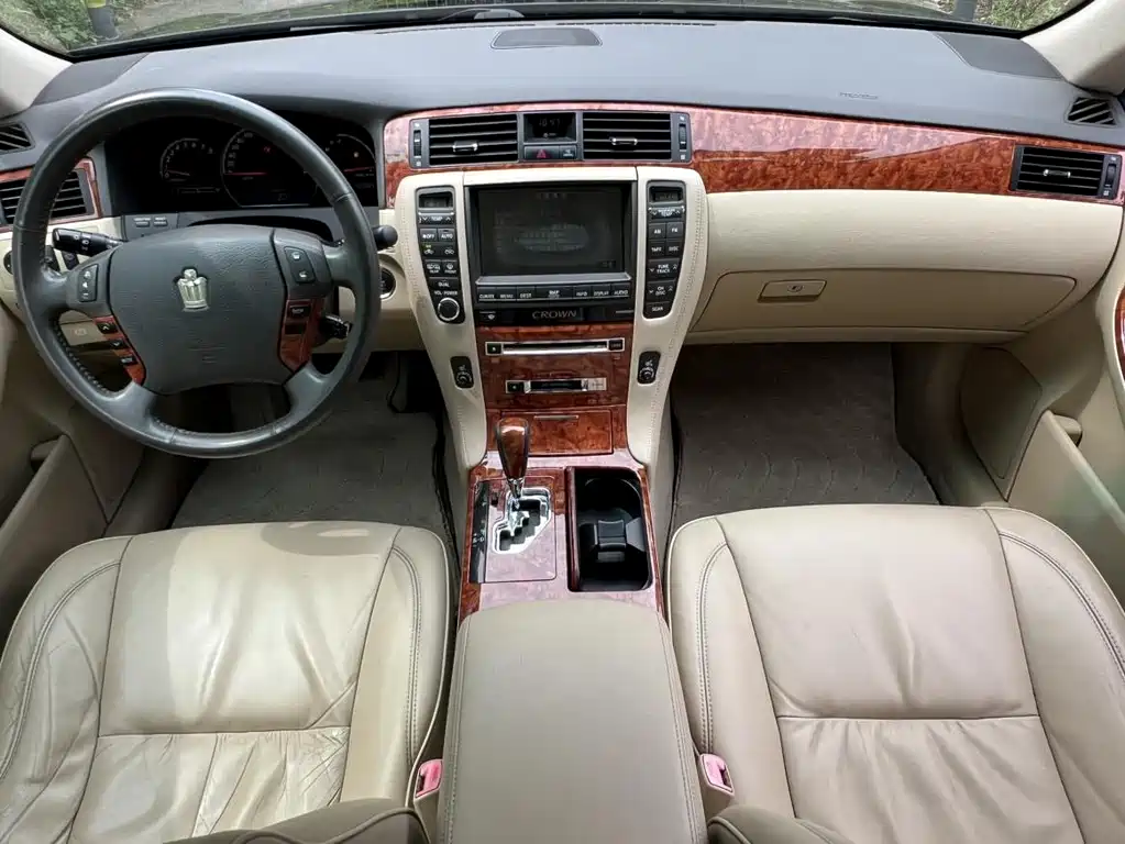 Toyota Crown — миниатюра 10