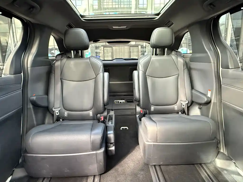 Toyota Granvia — миниатюра 9