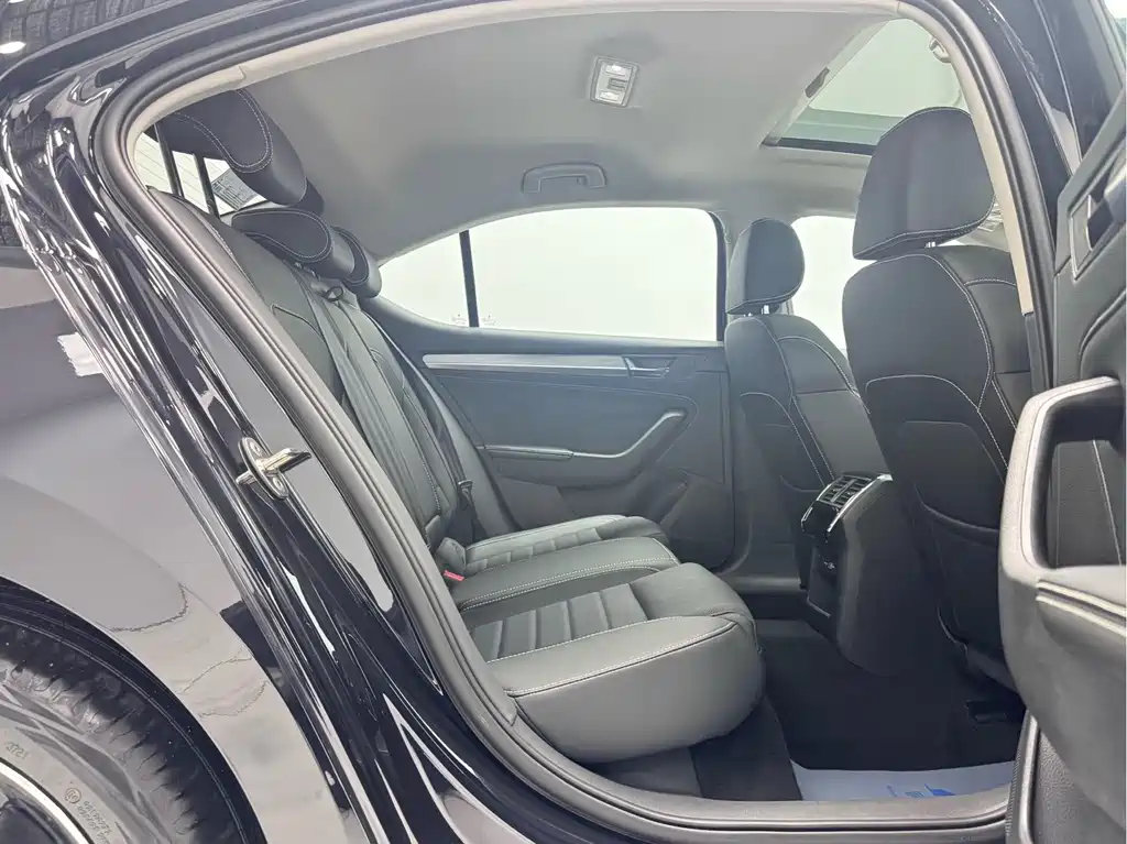 Skoda Superb — миниатюра 13