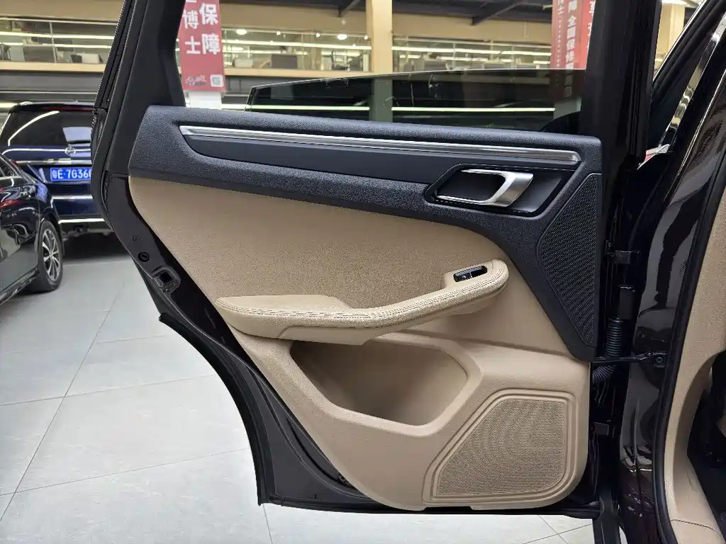 Porsche Macan — миниатюра 7